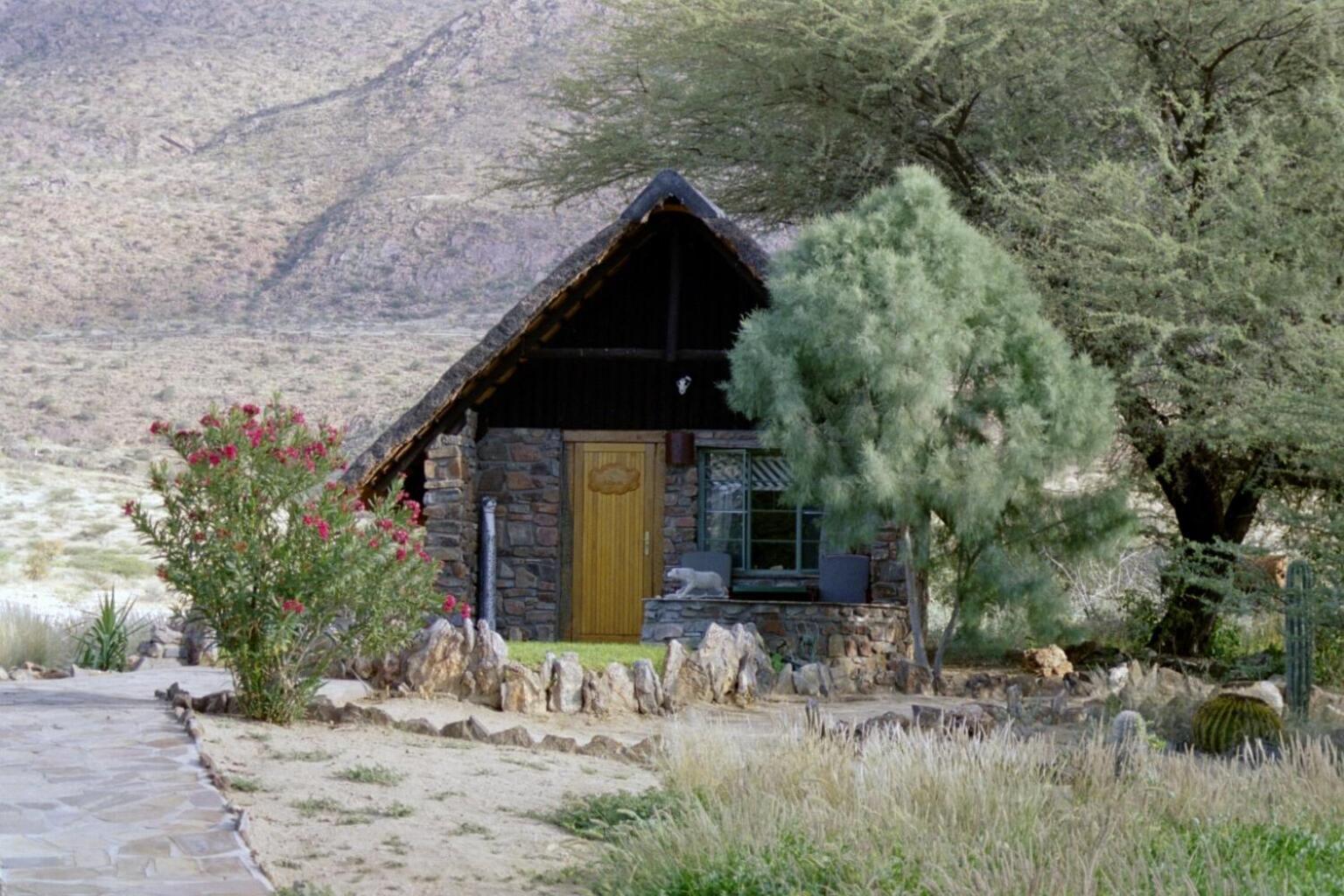 Etusis Lodge Usakos Bagian luar foto