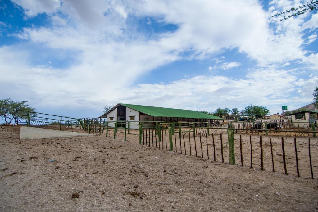 Etusis Lodge Usakos Bagian luar foto